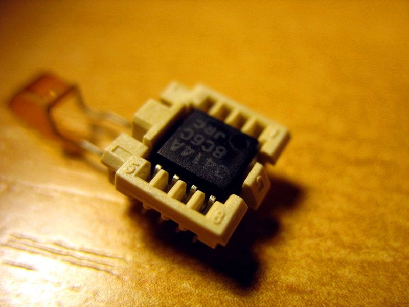 File:Soic8 socket with chip inserted.jpg
